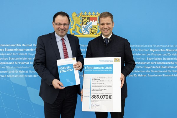 Finanz- und Heimatstaatssekretär Martin Schöffel übergibt Förderbescheid an den Trägerverein Europaregion Donau-Moldau e.V.